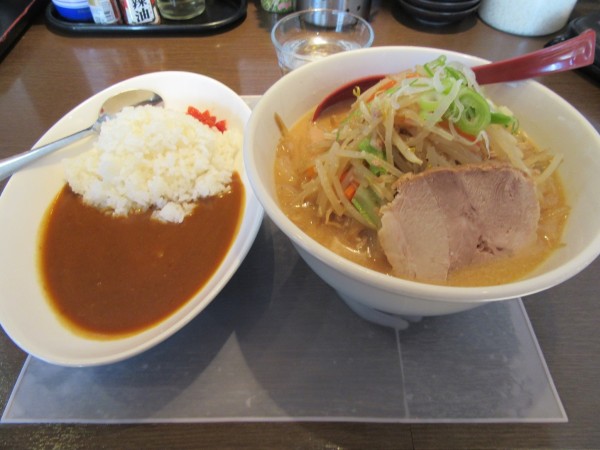 「Ｂセット（味噌ラーメン＋カレー）９２０円＋野菜増し１７０円」@北海道らーめん なまら 阿見店の写真