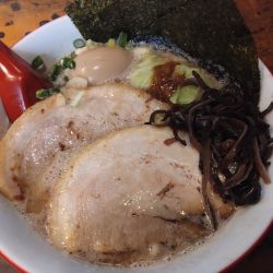 トッピング全部のせ豚骨らーめん1100円、GAB丼300円