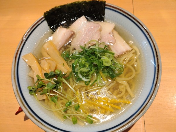 「貝出汁塩ラーメン　８９０円　※」@貝 刺身専門店 しらはらの写真