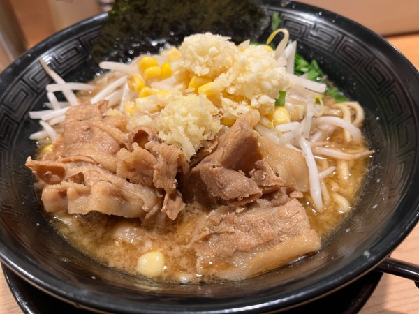 「肉盛り味噌らーめん」@肉盛り味噌らーめん 侍倶楽部 赤羽駅前店の写真