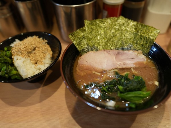 「ラーメン 並 麺硬め＋油多め＋サービスライス」@横浜家系らーめん 武道家 賢斗の写真