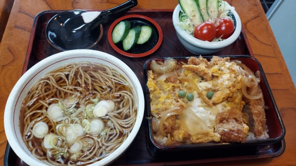 「カツ丼セットとかけそば 1080円」@おそば まるか家の写真