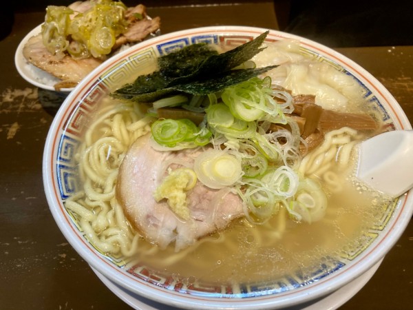「塩中華(中太麺)+麺大盛+ワンタン+ネギ塩肉ごはん」@丸中華そばの写真