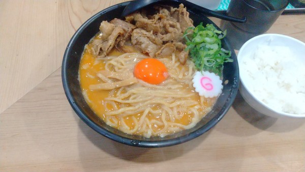 「旨辛肉玉そば（大）+背脂+無料ライス+月曜限定サービス肉まし」@肉玉そばおとど 新宿2丁目店の写真