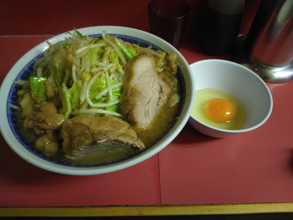 「小ラーメン、生卵」@ラーメン二郎 桜台駅前店の写真