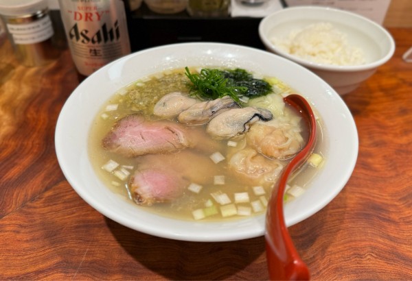 「牡蠣の塩そば、牡蠣のコンフィ（小）×3、海老ワンタン、白ご飯」@三馬路 東京店の写真