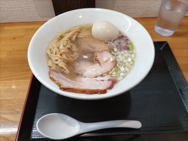 「牛骨だしの中華そば（塩）特製＋鶏ももチャーシュー丼」@麺屋あきづの写真