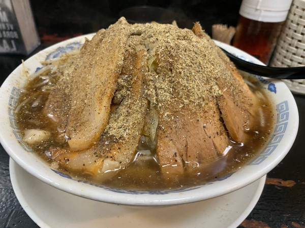 「ラーメン中」@自家製太麺 ドカ盛 マッチョ 三ノ宮店の写真
