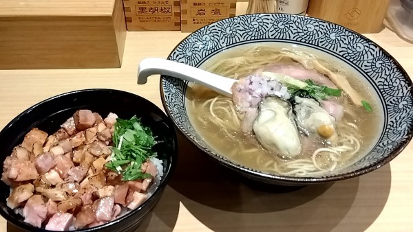 「端麗牡蠣中華そば（８９０円）」@地鶏と蟹 中華そば 榊の写真