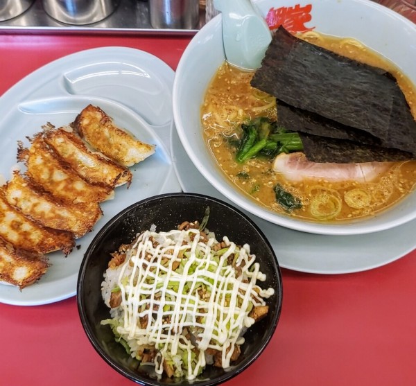 「サービスＣセット（味噌ラーメン・ネギマヨチャ・餃子）千円」@ラーメン山岡家 水戸南店の写真