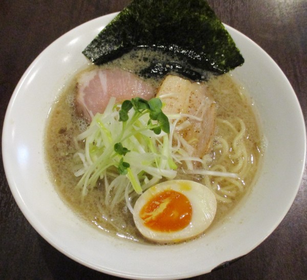 「背脂煮干しラーメン　900円」@自家製熟成麺 吉岡 田端店の写真