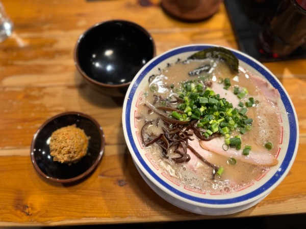 「叉焼麺(ばりかた)1250円＋赤オニ200円＋替玉170円」@博多長浜らーめん 田中商店の写真