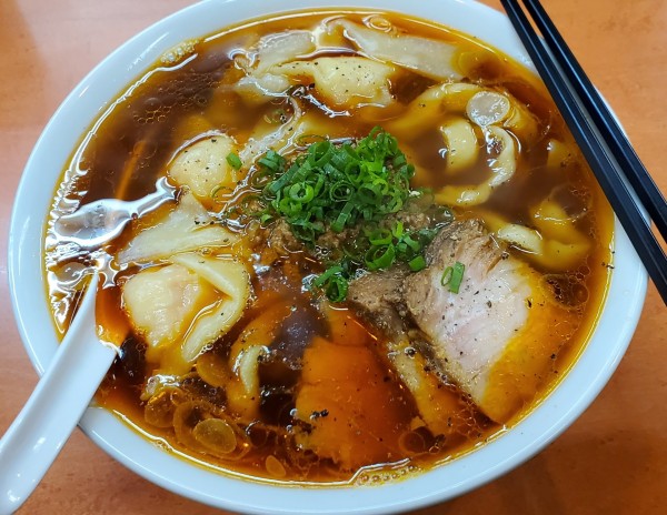 「海老ワンタンメンの辛口」@日陰の写真