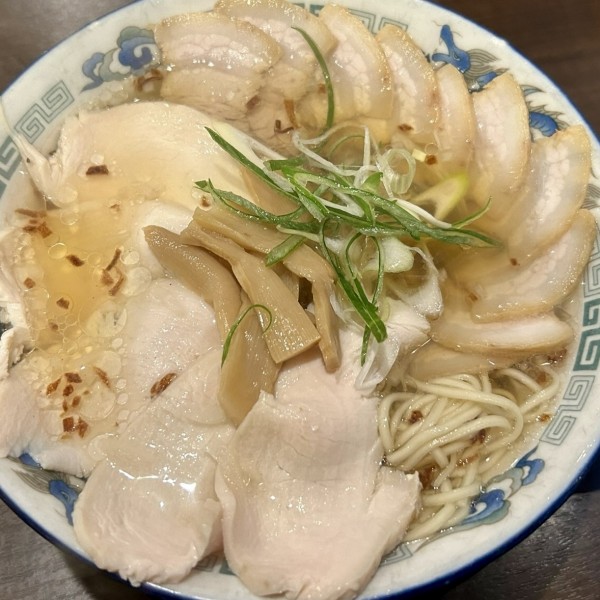 「塩らーめん（温）＋チャーシュー」@らーめん直方串王の写真