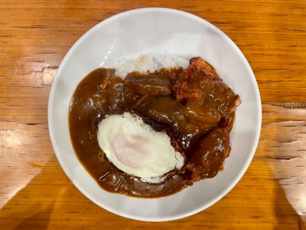 「ハンバーグからあげカレー、目玉焼き」@ONDENの写真