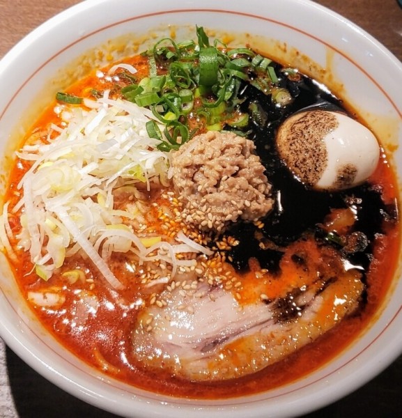 「【季節限定】辛味噌らあめん（中辛）980円＋小ライス150円」@麺や 虎徹の写真