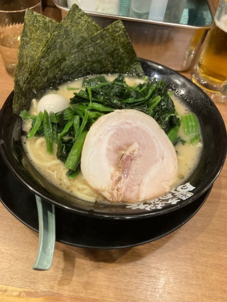 「らーめん（８００円）・ほうれんそうトッピング」@町田商店 北新地店の写真