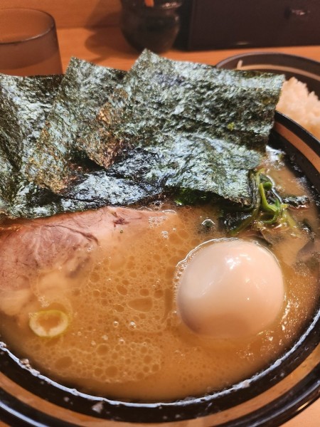 「ラーメン(並)+ライス(中)+味玉トッピング」@紫蔵の写真