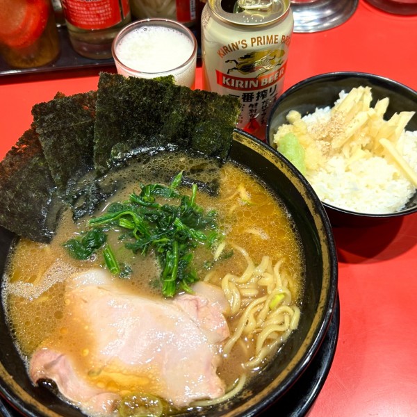 「ラーメン（柔らかめ）＋小ライス＋缶ビール」@環2家 川崎店の写真