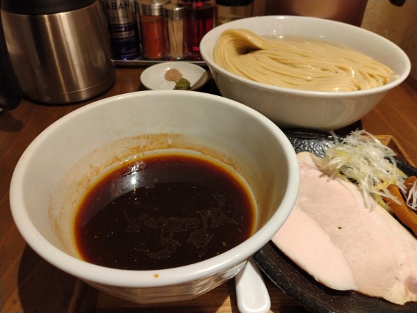 「つけ麺（醤油・コーチン油）＋藻塩+すだち＋藻塩+わさび」@麺屋鈴春の写真