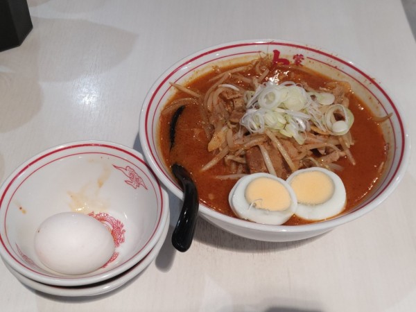 「味噌卵麺+生卵」@蒙古タンメン 中本 御徒町店の写真
