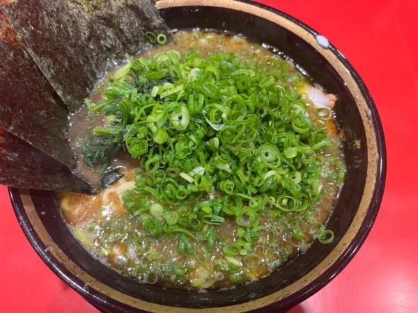 「ラーメン中950円＋九条ネギ150円」@環2家 川崎店の写真