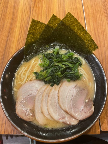 「チャーシューメン ほうれん草」@横浜家系ラーメン 壱角家 西新宿本店の写真