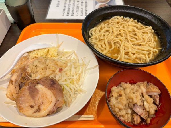 「豚ラーメン(大盛)+豚カス背脂」@ラーメン中毒の写真
