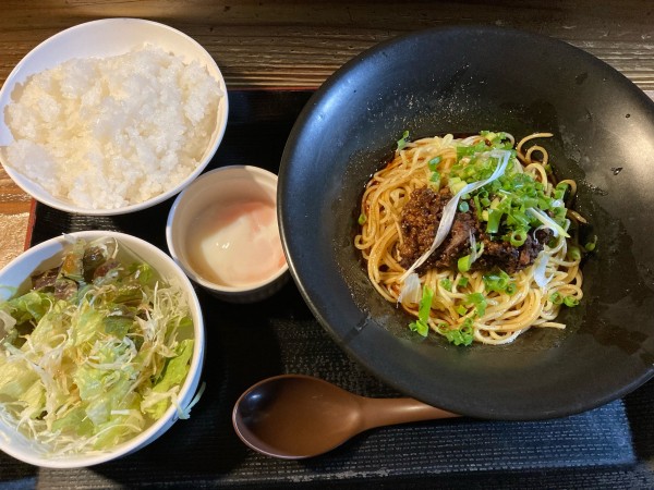 「汁なし（特赤）+ランチセット」@一天張の写真