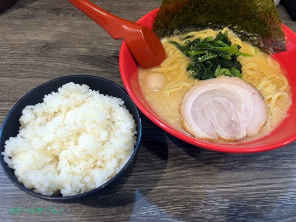 「醤油ラーメン(810円)硬め普通普通無料ライス」@横浜家系ラーメン 赤家 春日部店の写真