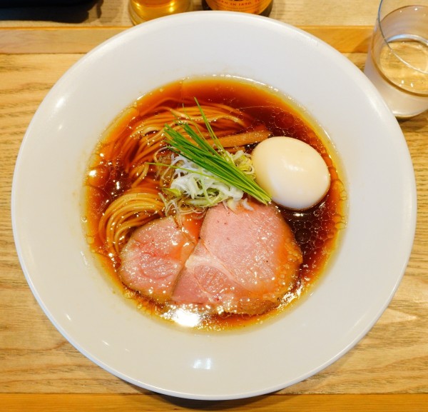 「味玉 中華蕎麦＜醤油＞（細麺）＋エビス小瓶」@宍道湖しじみ中華蕎麦 琥珀 東京本店の写真