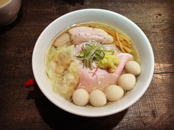 「限定 鮪出汁手揉み中華そば(塩)＋佐藤マサオ」@ラーメン カラテキッドの写真