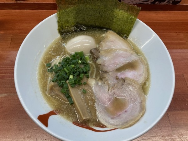 「和風とんこつらーめん全部のせ　￥９９０」@らーめん・油そば 笑びすの写真