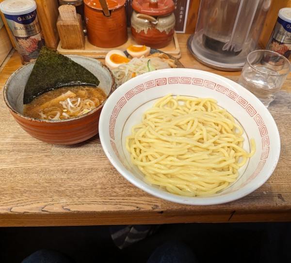 「つけ麺中盛（温盛）＋3点盛り」@つけ麺屋 やすべえ 新宿店の写真