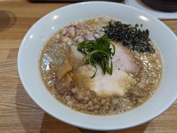 「限定背脂煮干しラーメン」@RAMEN TOMOの写真