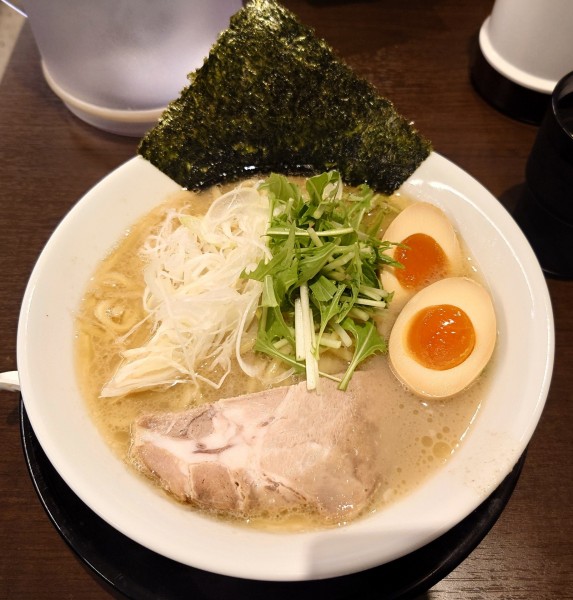「厳選素材のあご塩ラーメン+味玉(920円)」@吉祥寺 武蔵家 熊谷店の写真