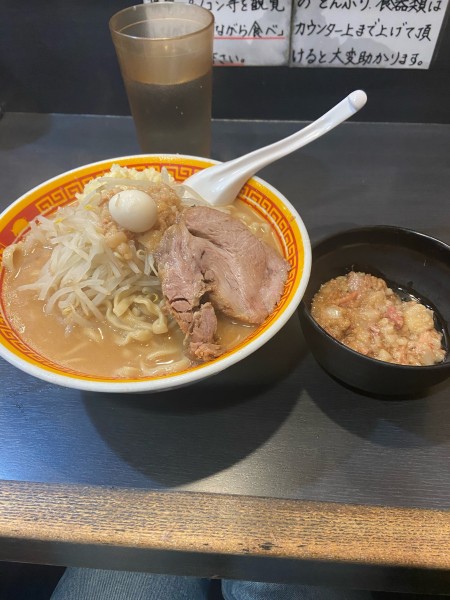 「ラーメン少なめ豚一枚（880円）、ニンニク、アブラ」@えどもんどの写真