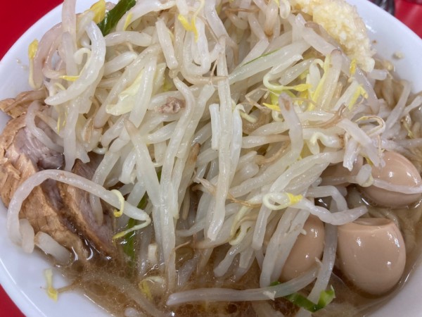 「ラーメン(麺少なめ)+うずら+ニンニク」@ラーメン二郎 柏店の写真