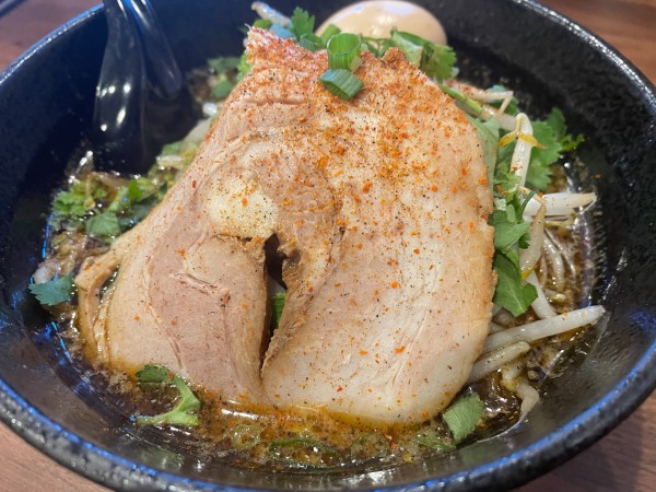 「焦がし辛味噌ラーメン味玉・大辛+パクチー」@焦乃香.の写真