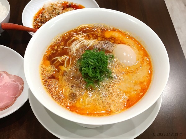 「担担麺（＋味付玉子＋薄切りチャーシュー）」@創作麺工房 鳴龍の写真