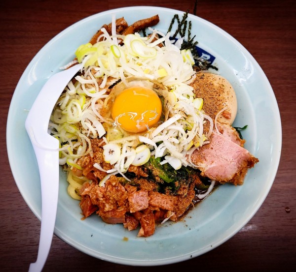 「まぜそば＋生玉子+薬味＋魚粉」@ラーメン 吉田屋 門前仲町店の写真