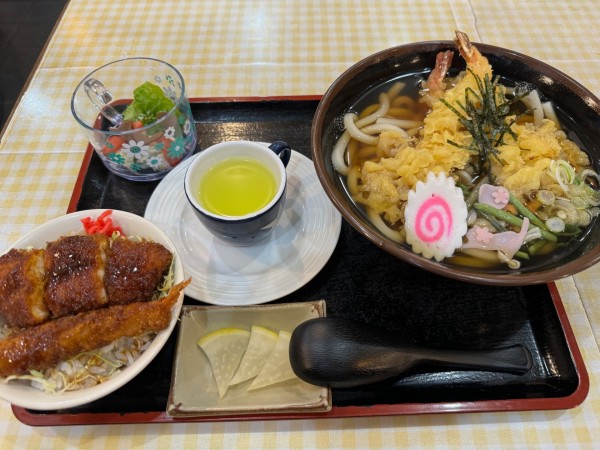 「天ぷらうどんと今日の定食」@和食のじょうやま ベルシャイン伊那店の写真