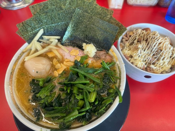 「直伝ラーメン➕チャーシューまぶし大盛り」@王道家直伝 との丸家 八潮店の写真