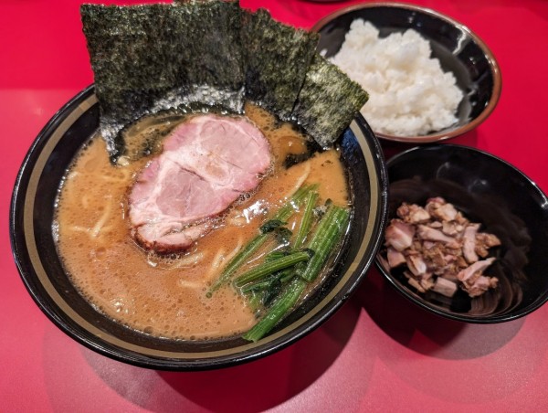 「ラーメン780円＋コマチャー100円」@家系ラーメン 王道乃印 柏店の写真