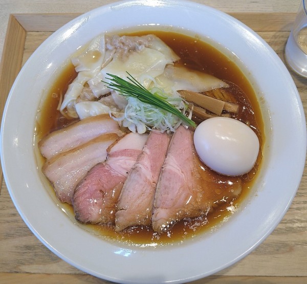 「特製中華蕎麦 1400円 大盛り 150円 ワンタン 200円」@宍道湖しじみ中華蕎麦 琥珀 東京本店の写真