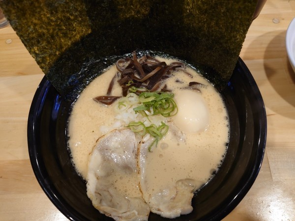 「鶏白湯醤油ラーメン　味玉トッピング」@麺屋 松どりの写真