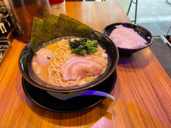 「味玉ラーメン大」@横浜家系ラーメン 壱角家 蕨店の写真