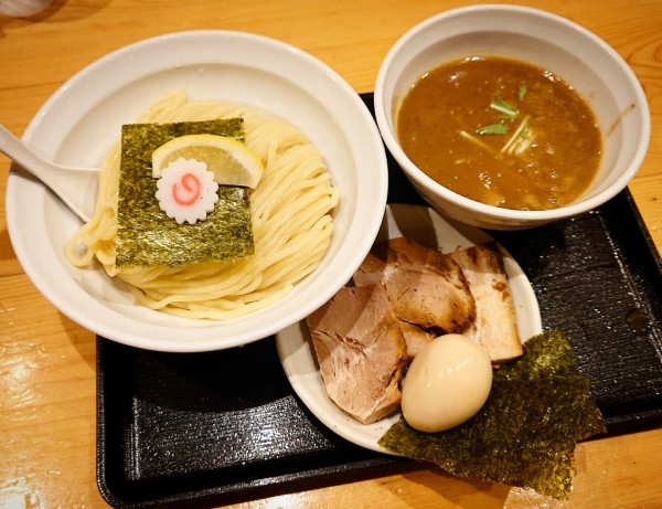 「濃厚煮干しつけ麺（大盛）+特製」@つけめん 蕾 本家の写真