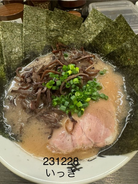 「ラーメン＋のり＋きくらげ＋ごはん 700+120+150」@博多長浜らーめん いっきの写真