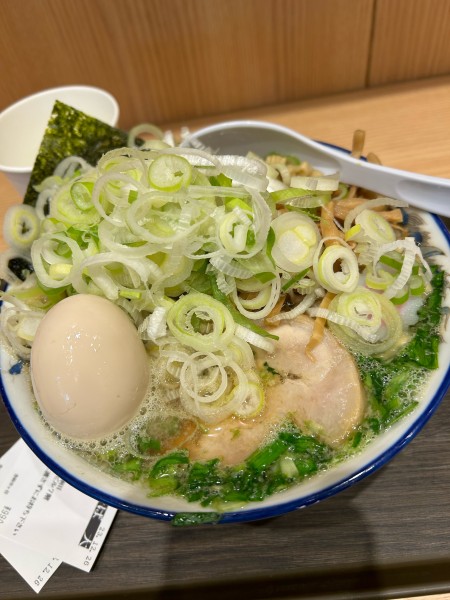 「ニラねぎそば大990円＋味玉100円」@舎鈴 市ヶ谷店の写真